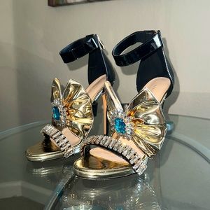 AZALEA WANG - GOLD RHINESTONE BOW SZ 8